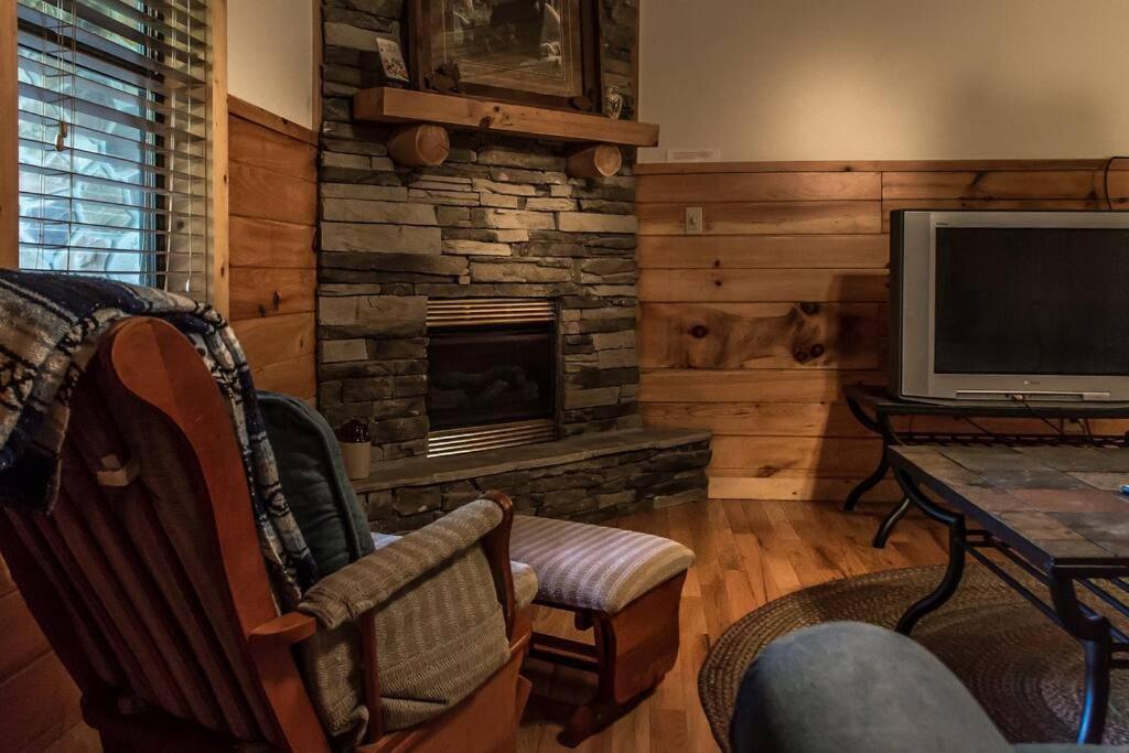 Holly Tree Hideaway - Semi Secluded Mtn Setting Villa Сивиървил Екстериор снимка