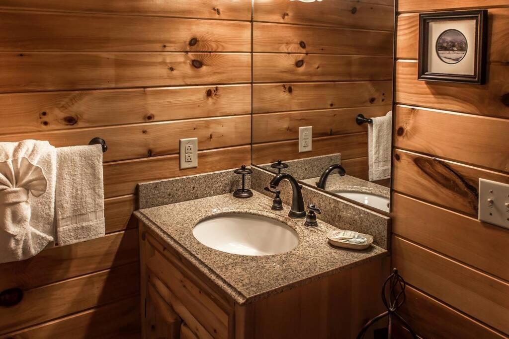 Holly Tree Hideaway - Semi Secluded Mtn Setting Villa Сивиървил Екстериор снимка